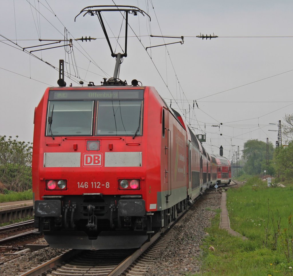 Das zweite mal, dass mir 146 112-8  Baden-Wrttemberg erfahren  vor die Linse fuhr. Hier ist sie jetzt bei der Ausfahrt aus Kenzingen gen Offenburg. (02.05.2013)