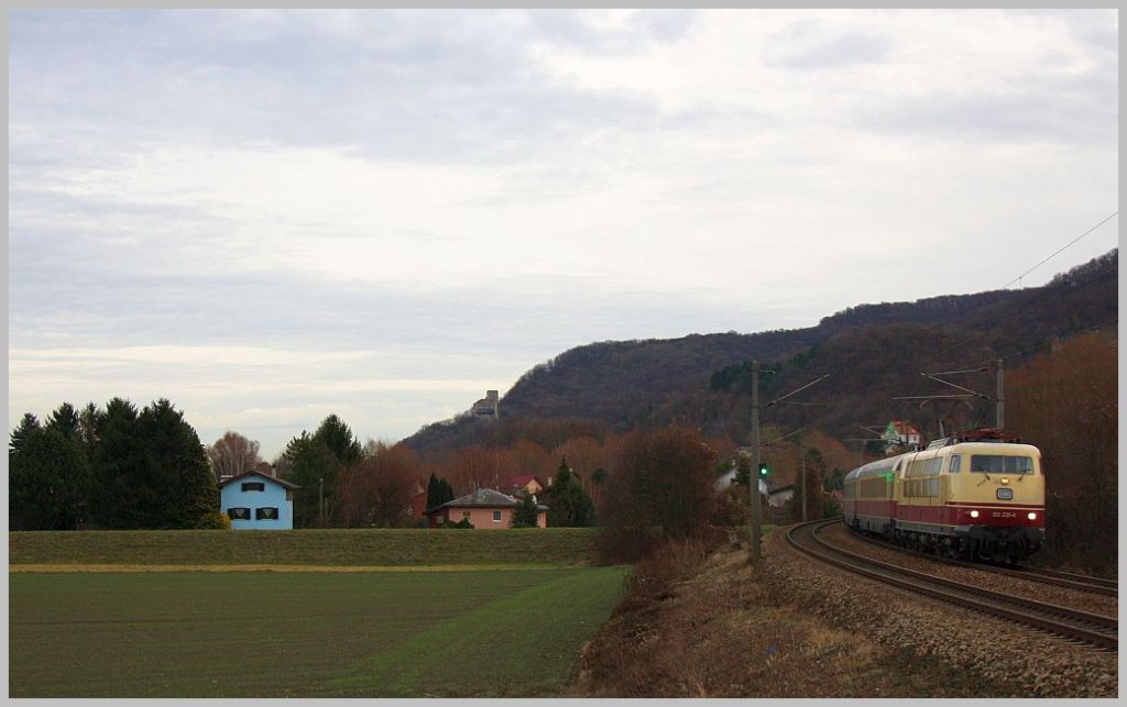 Das zweite Rheingold-Gastspiel auf der Franz-Josefs Bahn diesen Advent machte wieder die 103 235, die von der Reise aus Wien nach Dortmund unterwegs war. Die Aufnahme zeigt den Zug in Altenberg mit der Burg Greifenstein im Hintergrund. 15.12.11