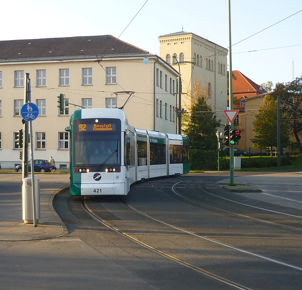 Dass Potsdams neue Variobahn nicht nur gut aussieht, muss sie nun im tglichen Betrieb beweisen. Hier erreicht sie als Linie 92 in Richtung Kirschallee den Hauptbahnhof. Die Friedrich-Engels-Strae, die sie dabei berquert, wurde in der Woche zuvor dem Tatra-Doppel 130/131 zum Verhngnis. Der erste Wagen wurde von einem zu schnell fahrenden (und an der Ampel nicht anhaltenden) BMW gerammt und aus dem Gleis gedrckt. Potsdam, 2011-09-23.