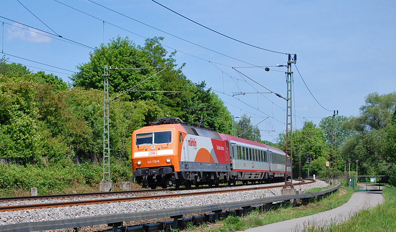 Dass sie mir so schnell schon vor die Linse f�hrt, h�tte ich nicht gedacht. 120 112-8 hatte am 20. Mai 2012 die Ehre, den IC 118 zwischen Ulm und Stuttgart zu ziehen, sodass ich sie bei Plochingen aufnehmen konnte.