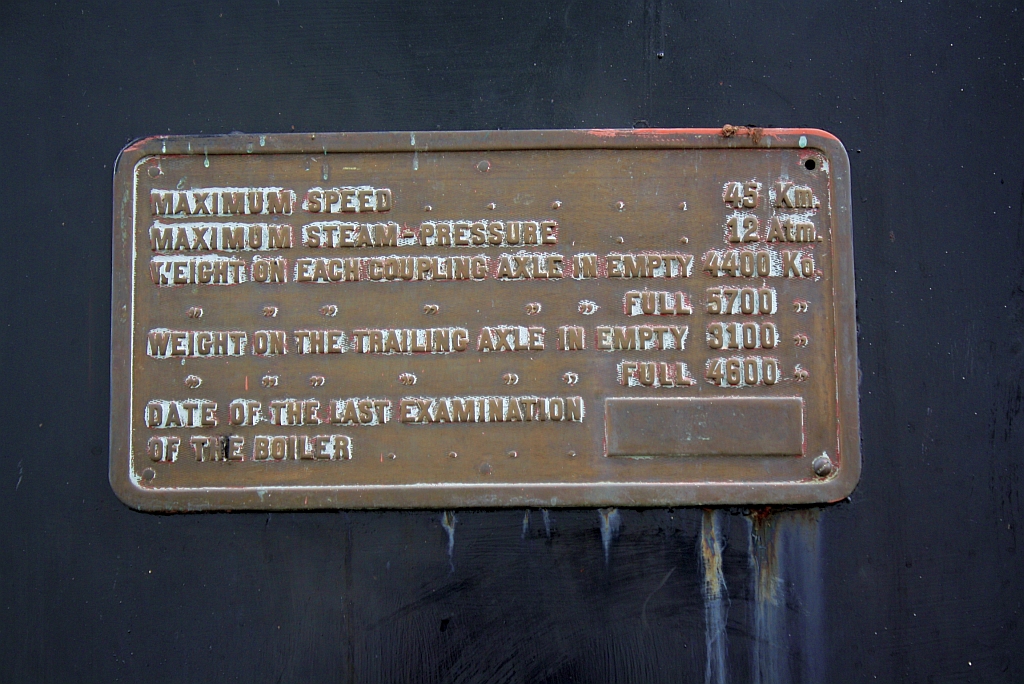 Datenschild der MRC 2, ex TRC 2 (B1-n2t, Kraus-Sendling, Bauj. 1903, Fab.Nr. 5012), aufgestellt im Polizeisportzentrum gegenüber dem  Science Center for Education  (allgemein als Ekkamai-Museum bekannt). Bild vom 16.März 2011.