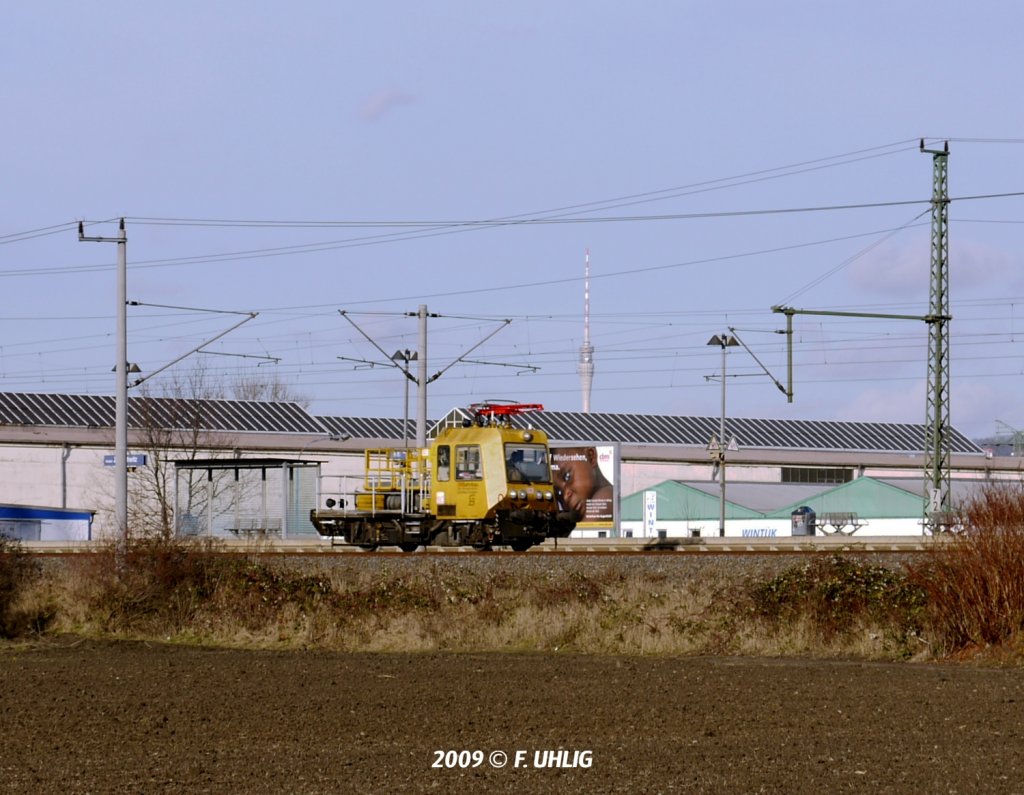 Dazwischen durchgehuscht - GAF 100 der DB Infrastruktur mit Hubb�hne f�r Oberleitungsarbeiten auf der Elbtalstrecke in H�he des Hp. DD-Zschachwitz (07.12.2009).