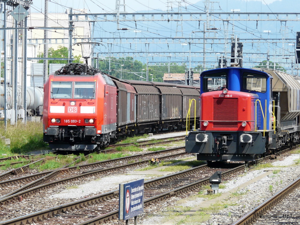 DB / SBB - Einfahrender Gterzug mit der DB Lok 185 093-2 und SBB Rangierlok Tm 2/2  232 118-0 im Bahnhof von St.Margrethen am 24.05.2011
