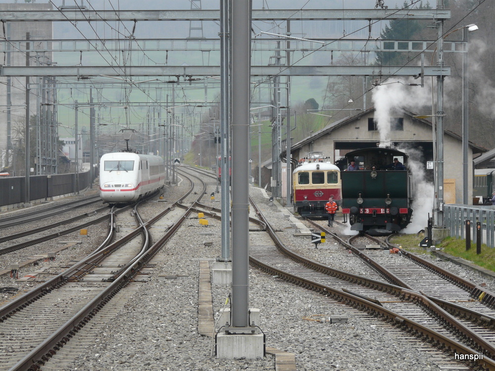 DB / SBB Historic - ICE bei der durchfahrt RE 4/4 10034 und Dampflok Ed 2x2/2  196 im Bahnhof Sissach am 07.04.2013 