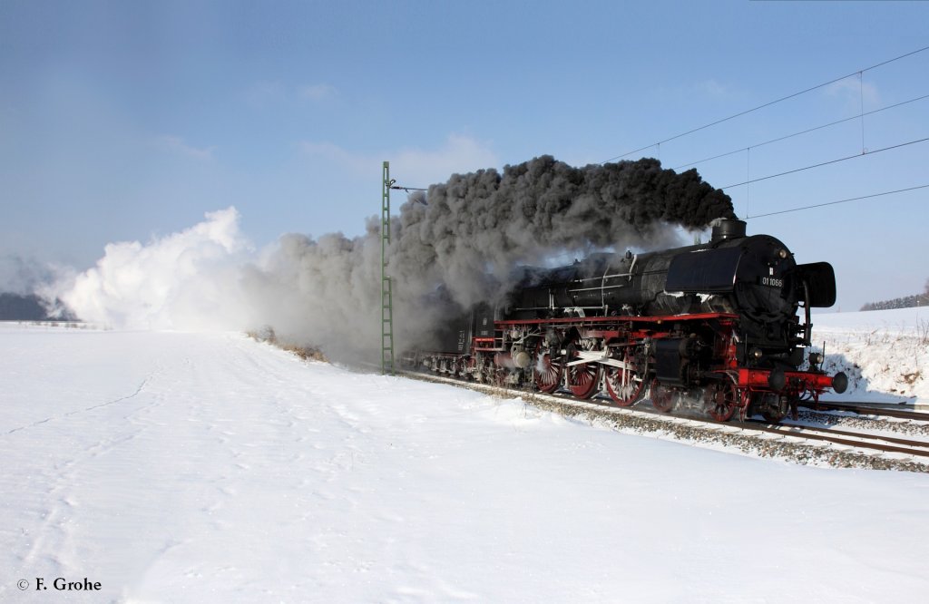 DB 01 1066 mit UEF Sonderzug aus Nrnberg, KBS 510 Hof - Zwickau - Dresden, fotografiert vor Herlasgrn am 11.02.2012 --> Wegen Streckensperrung Richtung Zwickau endete der Sonderzug in Herlasgrn und die Reisenden mussten in Busse als Schienenersatzverkehr umsteigen