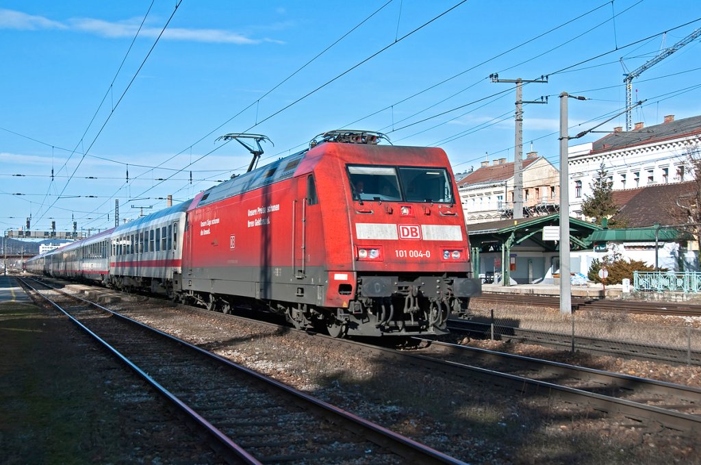 DB 101 004 mit EN 491  Hans Albers  wenige Kilometer vom Endbahnhof Wien West entfernt, am 27.02.2010 in Wien Penzing.