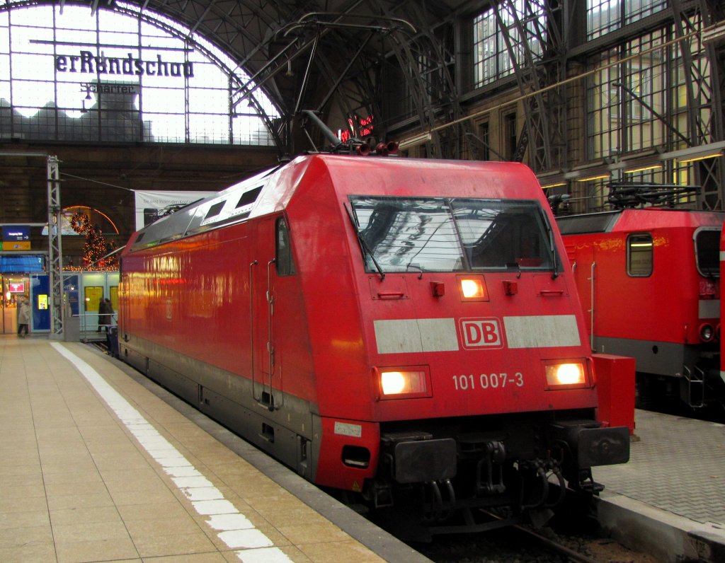 DB 101 007-3 nach der Ankunft mit dem IC 2023 aus Hamburg-Altona, in Frankfurt (M) Hbf; 22.12.2010