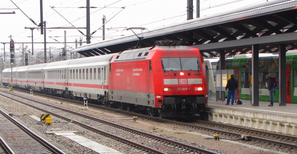 DB 101 008-1 mit dem IC 2355  ARKONA  von Frankfurt (M) Flughafen Fernbf nach Stralsund Hbf, in Erfurt Hbf; 24.01.2011