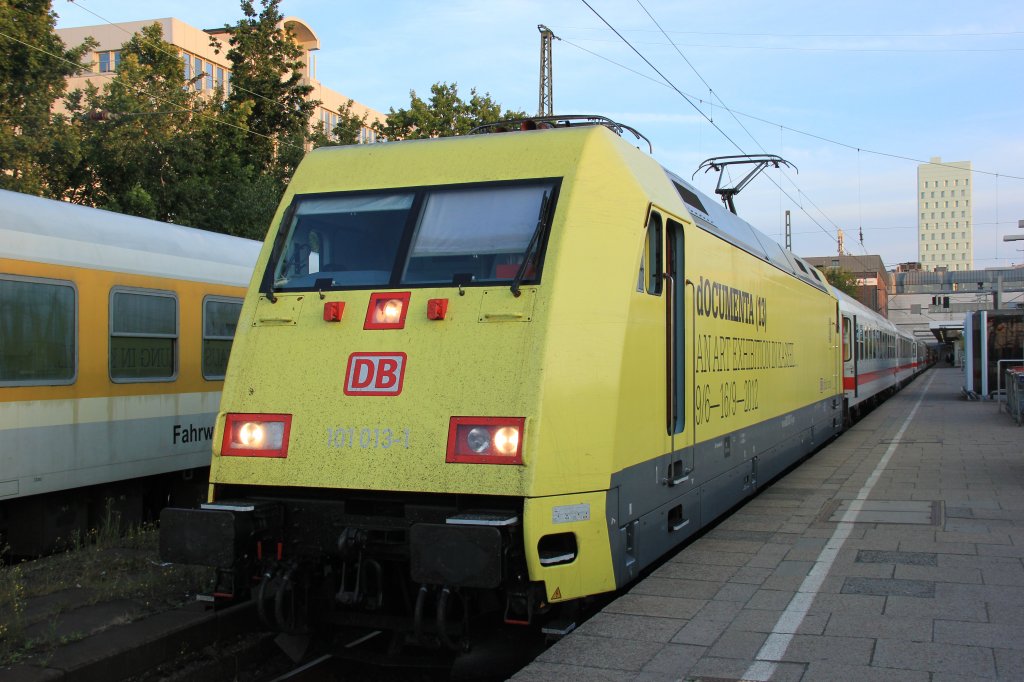 DB 101 013-1  Documenta  mit IC in Hamburg Altona, August 2012.