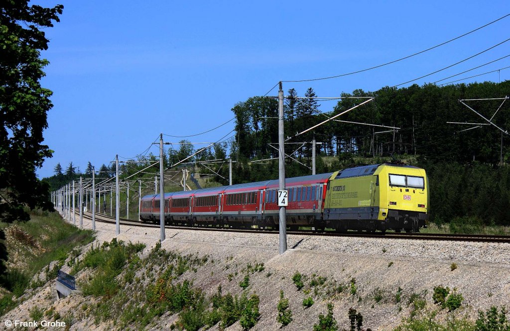 DB 101 013-1 mit Werbung Documenta Kassel schiebt RE 4012 Mnchen - Nrnberg, Mnchen-Nrnberg-Express, KBS 900.1 SFS Nrnberg - Mnchen, fotografiert bei Denkendorf am 20.05.2012

