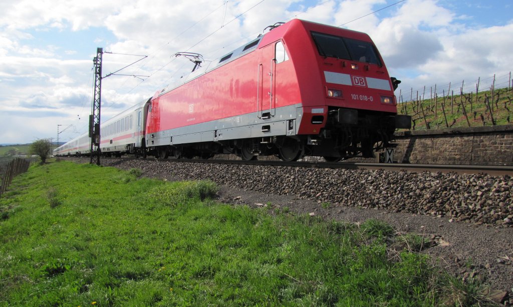 DB 101 018-0 mit dem IC 2115 von Stralsund nach Stuttgart Hbf, bei Erbach (Rheingau); 11.04.2010