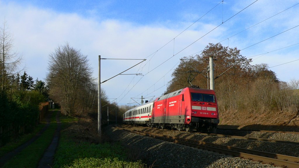 DB 101 019-8 am IC 2152 von Halle (S) Hbf nach Dsseldorf Hbf, bei Neudietendorf; 29.11.2009
