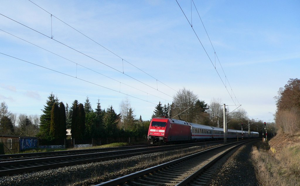DB 101 025-5 mit dem IC 2355 von Dortmund Hbf nach Ostseebad Binz, bei Neudietendorf; 28.11.2009