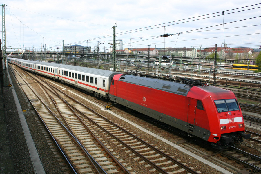 DB 101 027-1 erreicht mit EuroCity den Dresdner Hbf. 22.04.2010