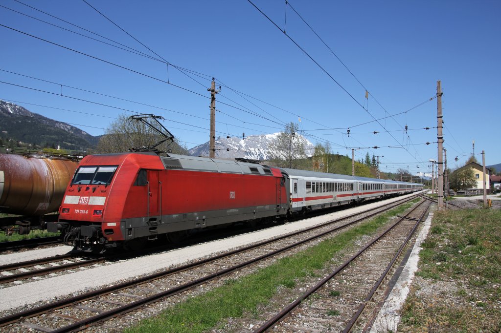 DB 101 039 schiebt den EC 217 (Saarbrcken Hbf.-Graz Hbf.), aufgenommen am 28.04.2012 bei der Durchfahrt in blarn.