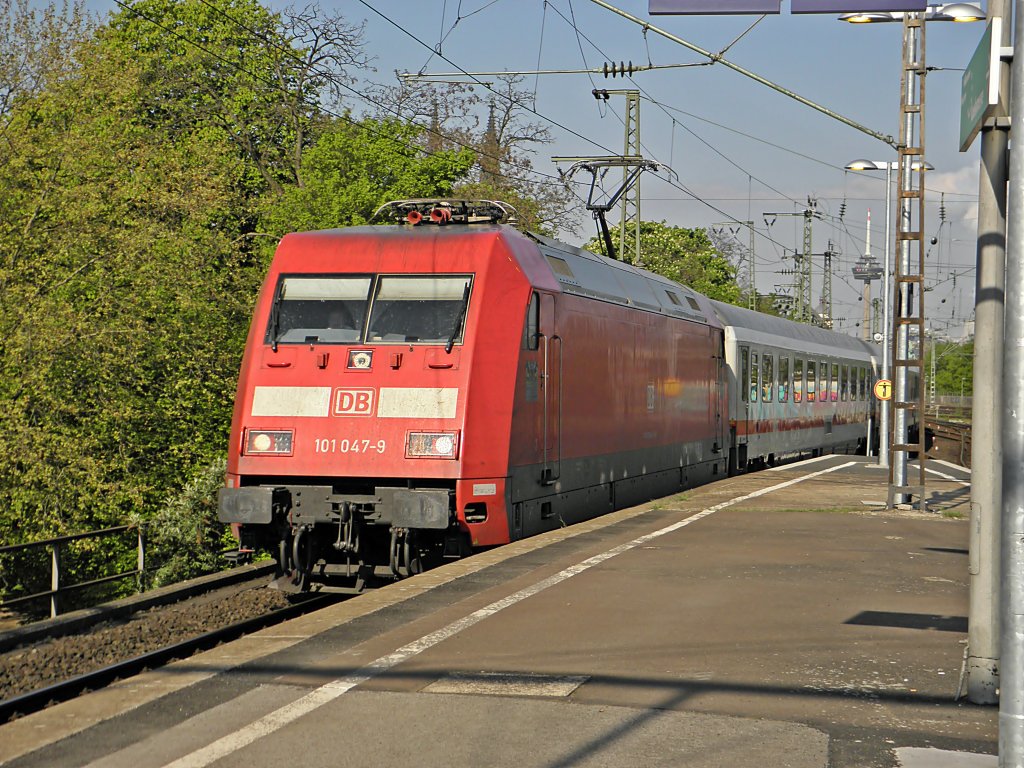 DB 101 047-9 mit einem IC in Kln Deutz am 16.4.2011