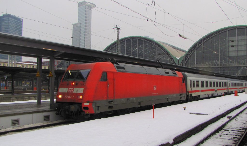 DB 101 053-7 mit dem EC 117 nach Klagenfurt Hbf, in Frankfurt (M) Hbf; 22.12.2010