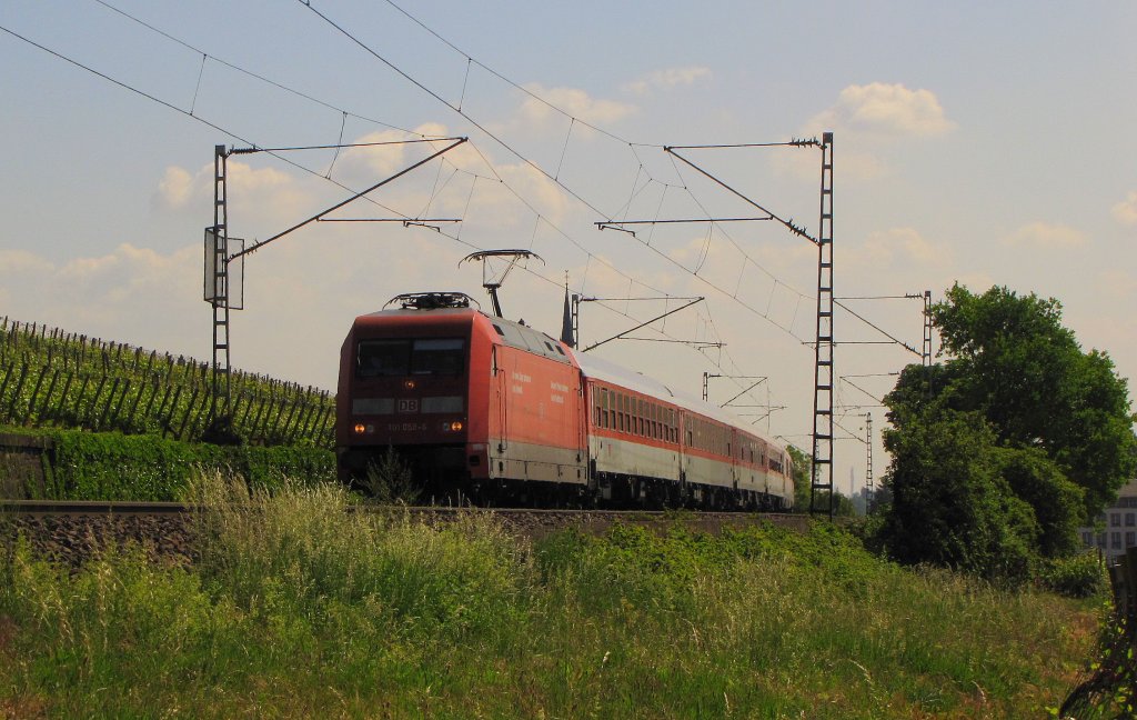 DB 101 058-6 mit dem AZ 1357 von Narbonne nach Dsseldorf Hbf, bei Erbach (Rheingau); 13.05.2011