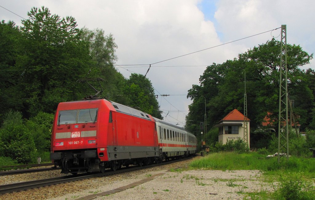 DB 101 067-7 mit dem EC 218 von Graz Hbf nach Frankfurt (M) Hbf, in Aling (Oberbay); 28.05.2011