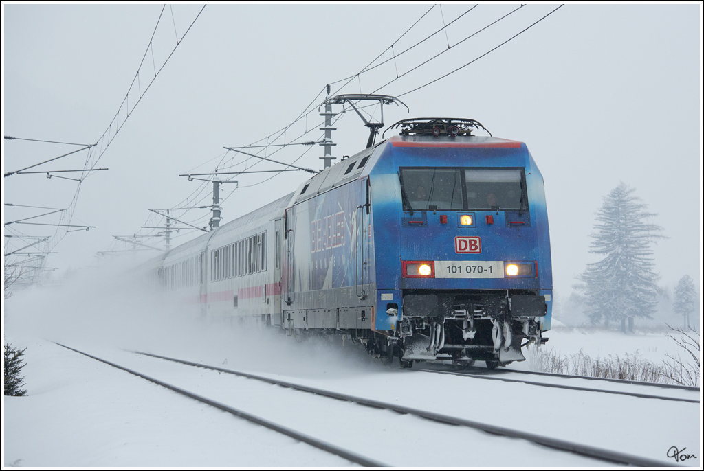 DB 101 070  Die Adler Mannheim  zieht den  EC 217 (Saarbrcken - Graz) durch das winterliche Liesingtal. 
Mautern 24.2.2013