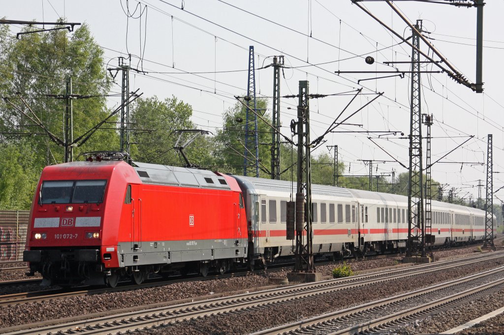 DB 101 072-7 am 26.4.11 mit einem InterCity bei der Einfahrt in den Bahnhof Hamburg-Harburg.