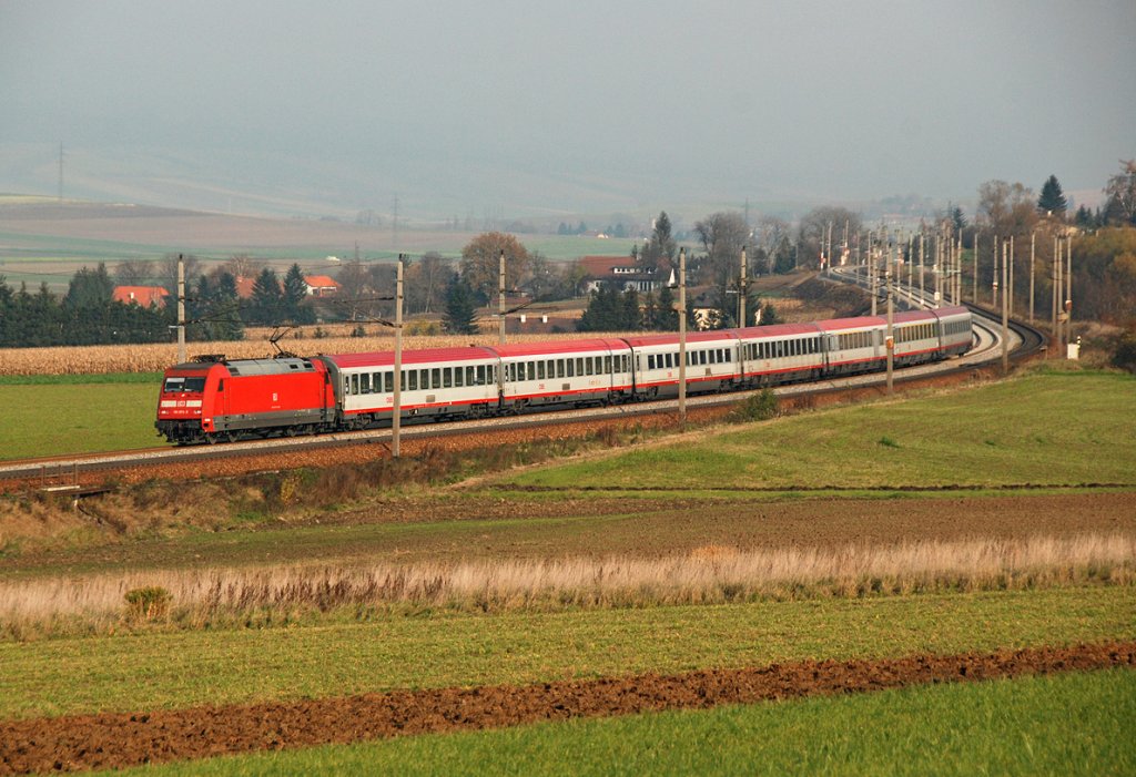 DB 101 073 war am 14.11.2009 am Intercity 746 mit dem treffenden Namen  Licht fr die Welt . Kam doch fr einige Minuten die Sonne heraus;-) Die Aufnahme entstand zwischen Neulengbach und Kirchstetten.