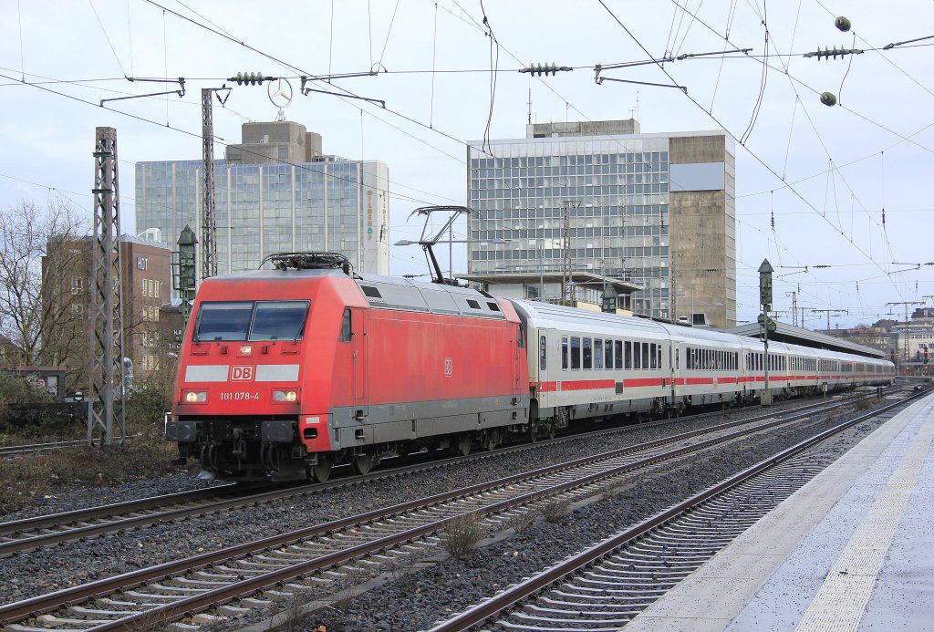 DB 101 078-4 mit IC in Essen Hbf, Dezember 2012.