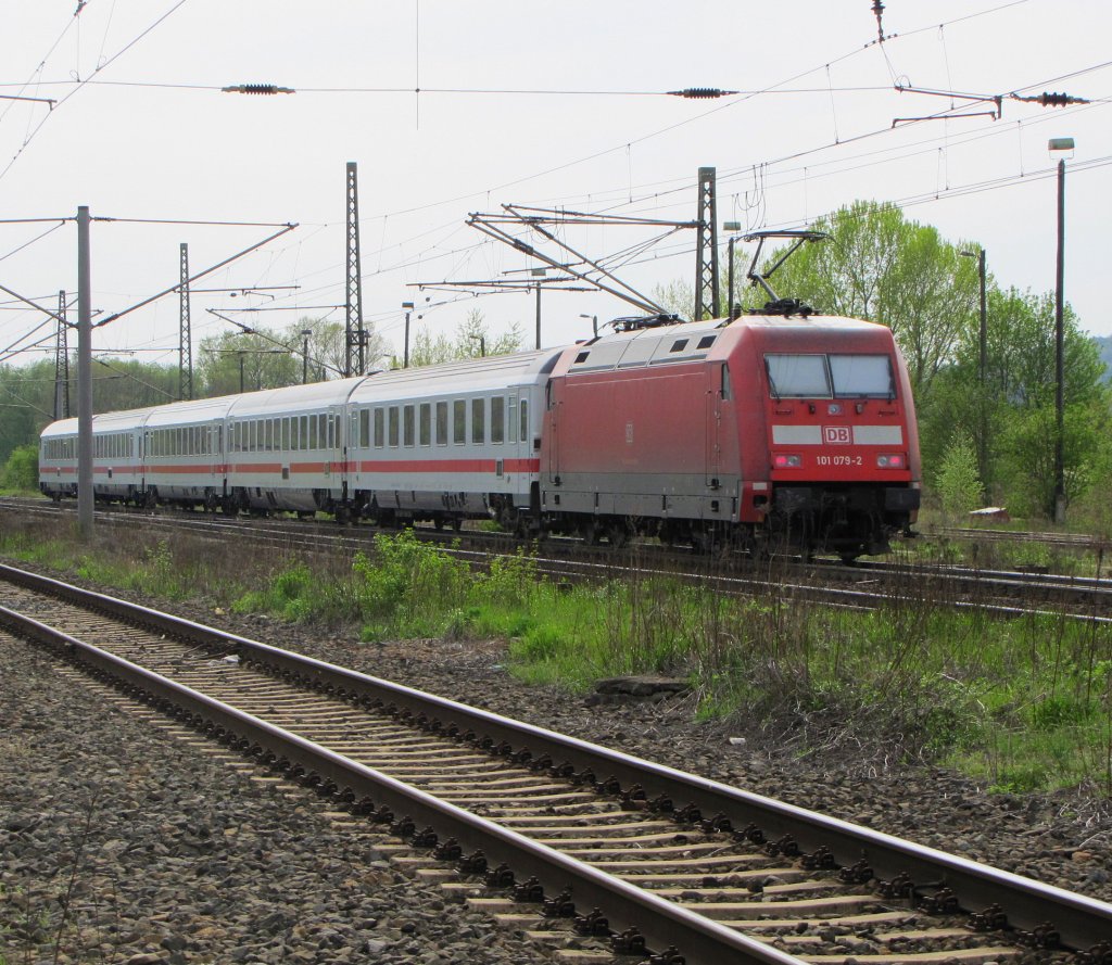 DB 101 079-2 mit dem IC 2354 von Berlin Gesundbrunnen nach Dortmund Hbf, in Naumburg (S); 29.04.2010