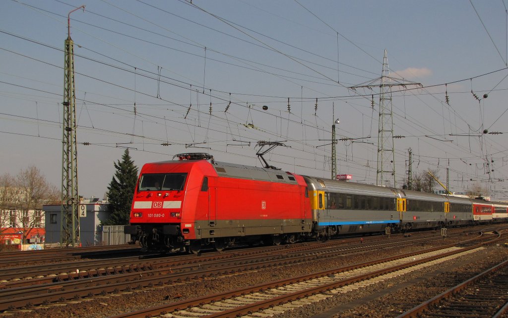 DB 101 080-0 mit dem EC 100 von Chur nach Hamburg-Altona, in Mainz-Mombach; 28.03.2011