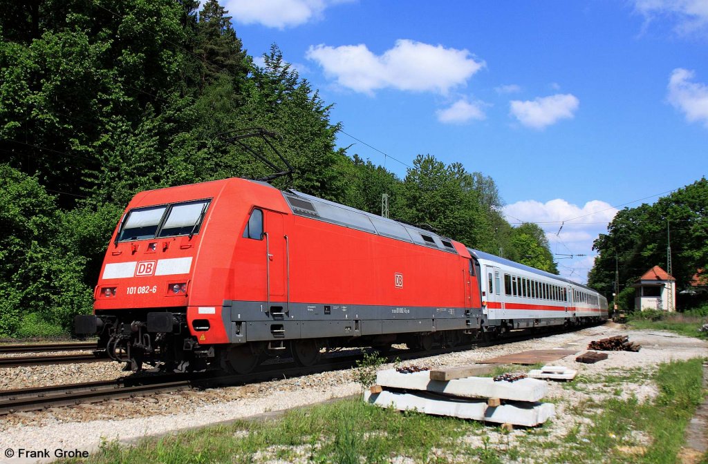 DB 101 082-6 schiebt EC 218 Graz - Frankfurt, KBS 951 Mnchen - Salzburg, fotografiert bei Durchfahrt Bhf. Aling am 14.05.2012
