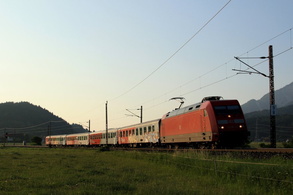 DB 101 084-2 zieht eine S-Bahn bestehend aus einer BB CityShuttle Garnitur von Rosenbach nach Klagenfurt. Faak am See am Morgen des 08.06.12