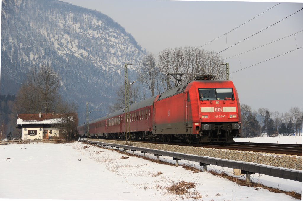 DB 101 086-7 mit dem verspteten NF 13411 am 04.02.2012 aufgenommmen bei Niederaudorf.