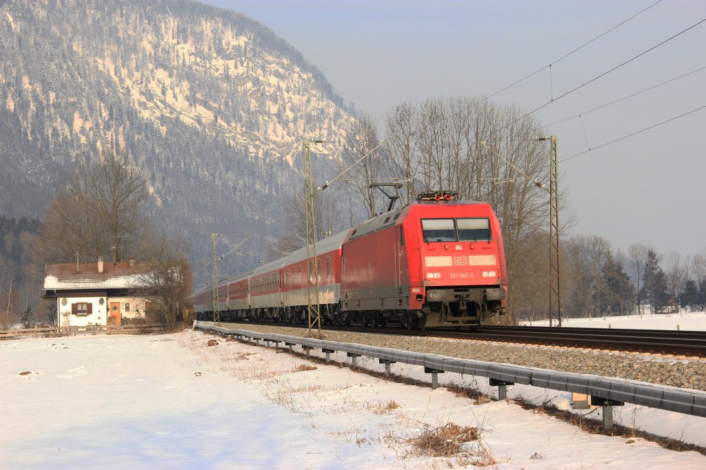 DB 101 102-2 mit einem verspteten Turnuszug bei Niederaudorf am 04.02.12