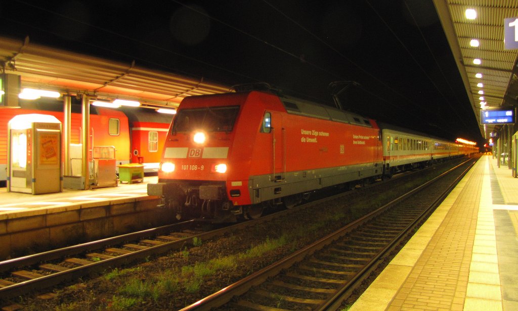 DB 101 108-9 mit dem IC 61258 + CNL 1258  SIRIUS  von  Berlin-Lichtenberg nach Erfurt Hbf + Zrich HB, in Naumburg (S) Hbf; 11.06.2011