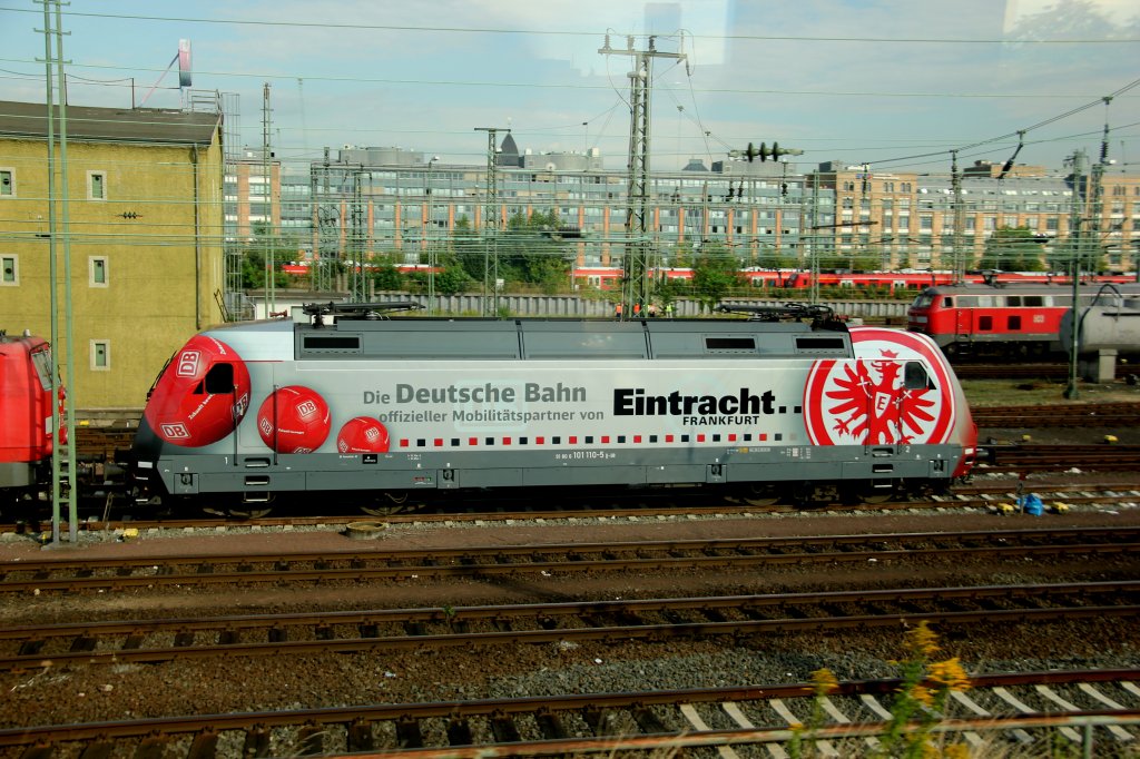 DB 101 110-5  Eintracht Frankfurt  zum ersten Mal im BW Frankfurt, August 2012.
Aus dem Zug fotografiert.