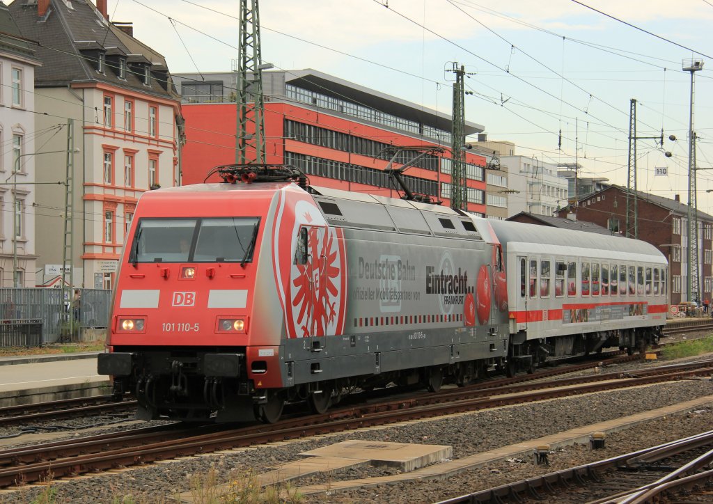 DB 101 110-5  Eintracht Frankfurt  mit einem Clubwagen in Richtung Bahnhof zum Vorstand von Frankfurt, zusehen in Frankfurt Main Hbf, August 2012.