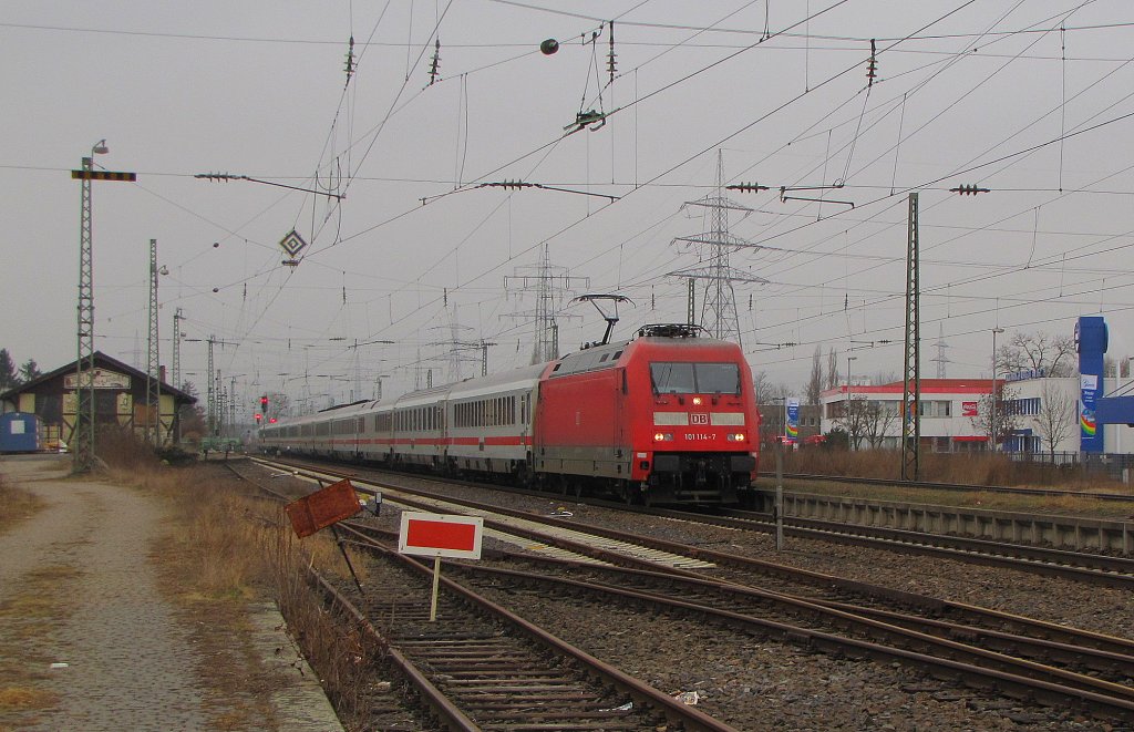 DB 101 114-7 mit dem IC 2023 von Hamburg-Altona nach Frankfurt (M) Hbf, in Mainz-Mombach; 03.03.2012