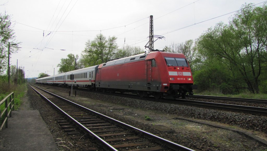 DB 101 117-0 + 101 098-2 mit einem unbekannten IC in Naumburg (S); 29.04.2010