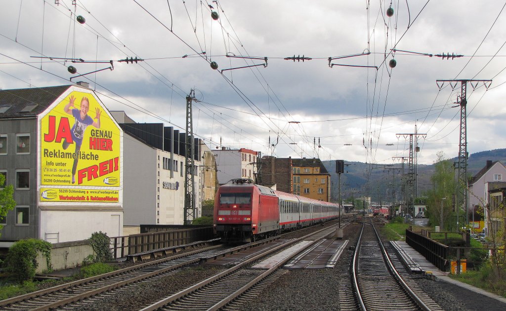 DB 101 117-0 mit dem IC 118 von Salzburg Hbf nach Mnster (Westf) Hbf, am 24.04.2012 zwischen Koblenz Hbf und Koblenz Stadtmitte.