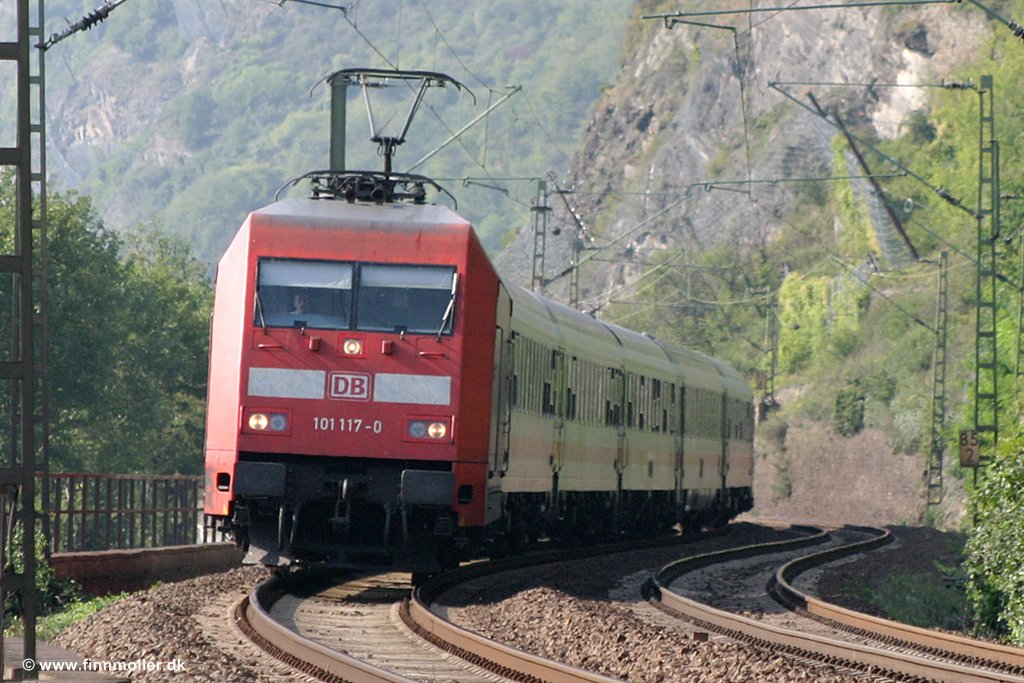 DB 101 117 fhrt durch Kaub an die rechte Rheinstrecke, 26.08.2007.