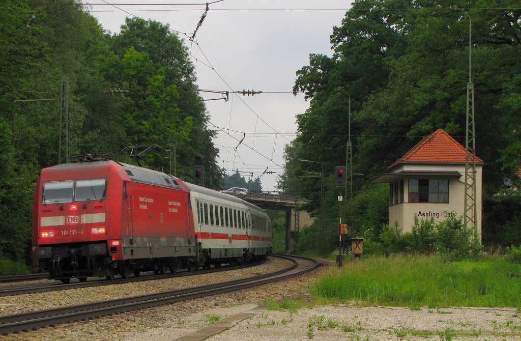 DB 101 121-2 mit dem EC 217 von Saarbrcken Hbf nach Graz Hbf, in Assling (Obb); 28.05.2011