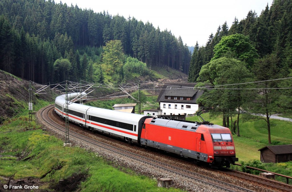 DB 101 124-6 schiebt Metropolitan - Garnitur als ICE 1605 Berlin - Mnchen, KBS 840 Saalfeld - Lichtenfels, Frankenwaldbahn, fotografiert bei Steinbach am 30.05.2012