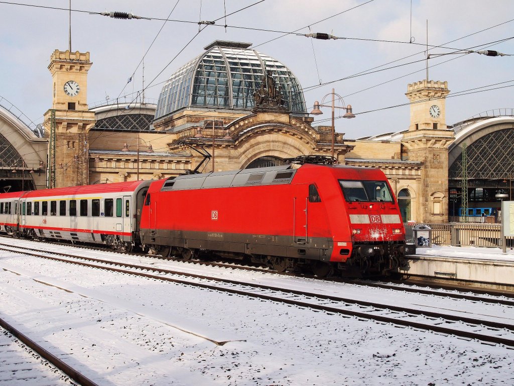 DB 101 124 auf dem Hauptbahnhof Dresden am 6.12.2012.