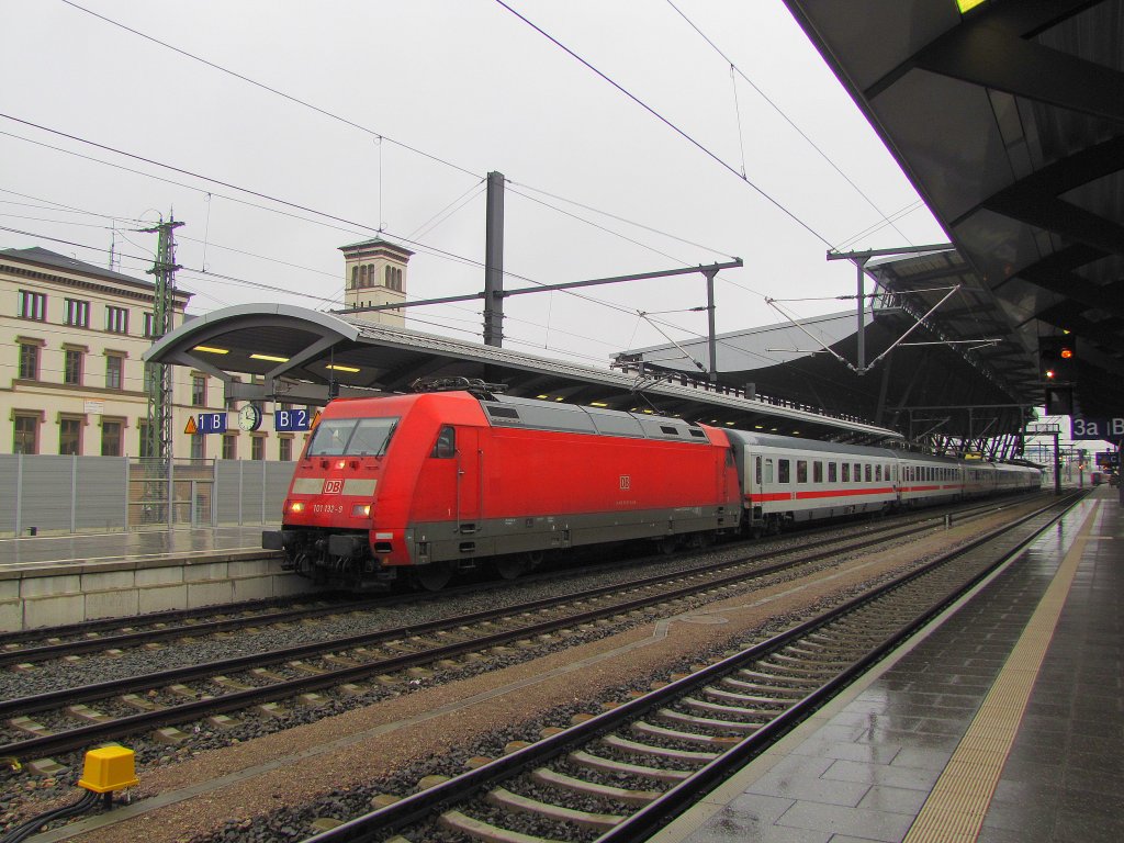 DB 101 132-9 mit dem IC 2250 von Leipzig Hbf nach Frankfurt (M) Flughafen Fernbf, in Erfurt Hbf; 24.01.2011