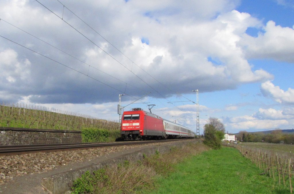 DB 101 136-0 mit dem IC 2022 von Frankfurt (M) Hbf nach Hamburg-Altona, bei Erbach (Rheingau); 11.04.2010