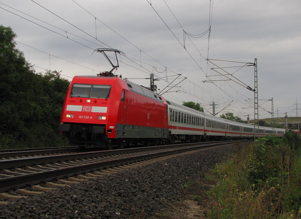 DB 101 138-6 mit dem IC 2870 von Dresden Hbf nach Frankfurt (M) Flughafen Fernbf, in Ingersleben; 04.09.2010
