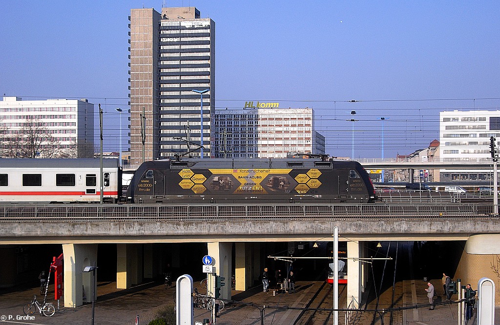 DB 101 141-0 mit Werbung DB Konzernsicherheit - Bahn-Azubis gegen Hass und Gewalt, mit IC 2351 nach Stralsund, fotografiert im Hbf. Halle / Saale am 13.04.2010