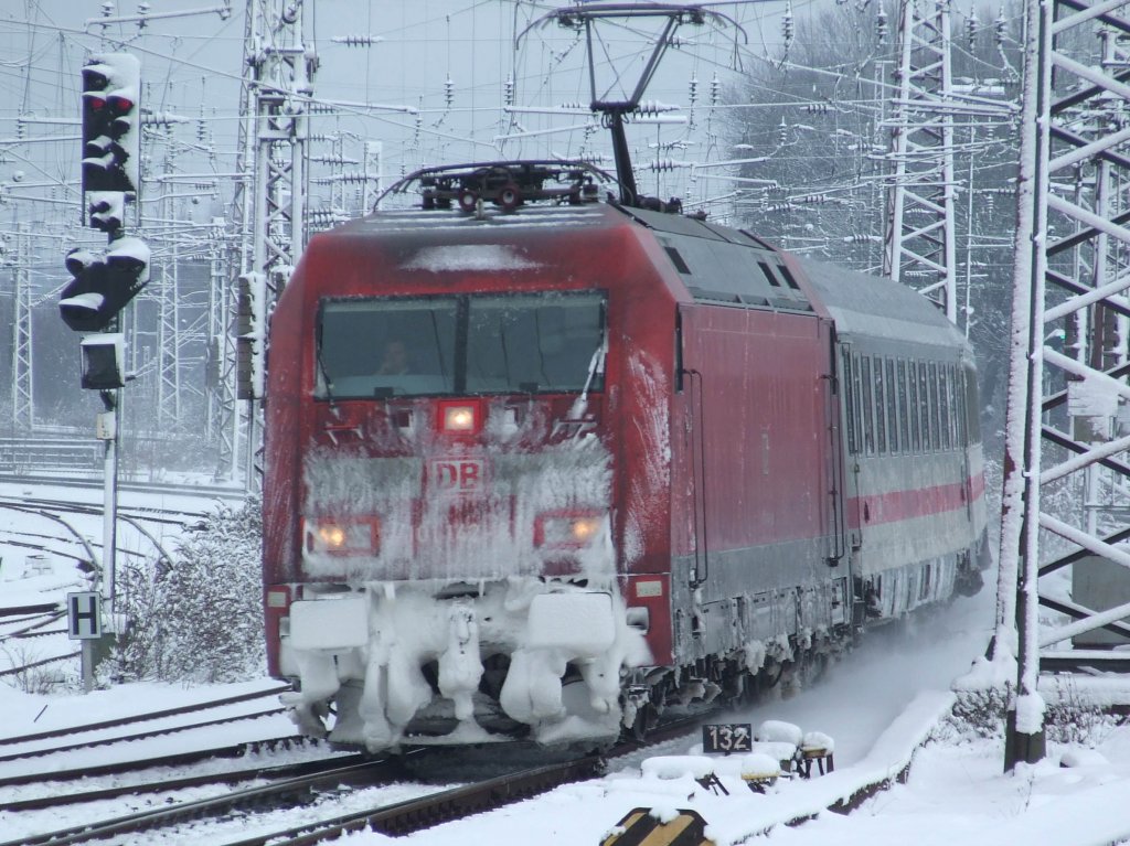 DB 101 142 erreicht wunderschn vereist und verschneit am 03.01.2010 den Essener Hbf in Richtung Kln.