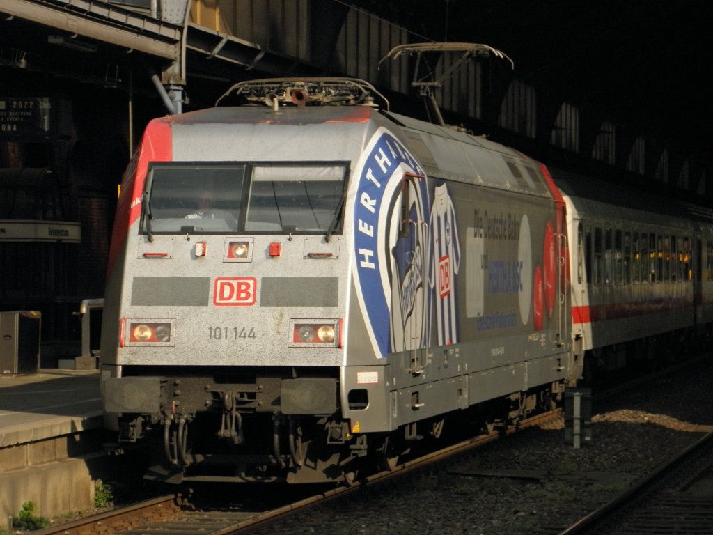 DB 101 144-4  Hertha BSC  mit einem IC nach Hamburg-Altona in Bonn Hbf am 23.4.2011