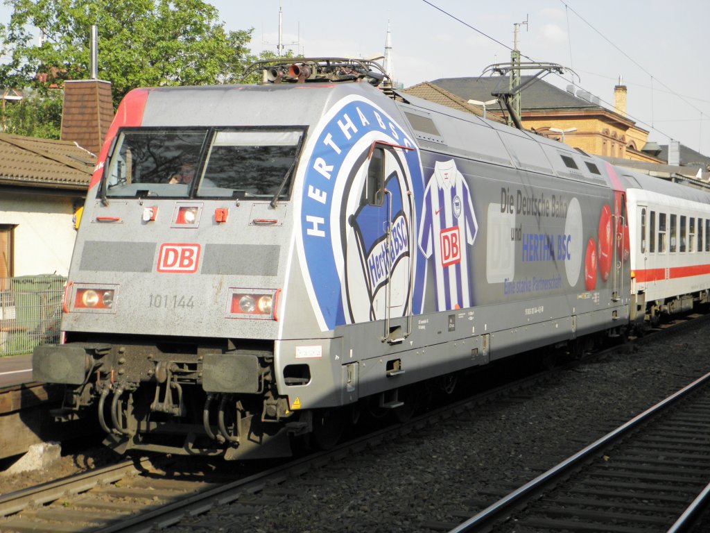 DB 101 144-4  Hertha BSC  mit einem IC nach Hamburg Altona in Bonn Hbf am 23.4.2011
